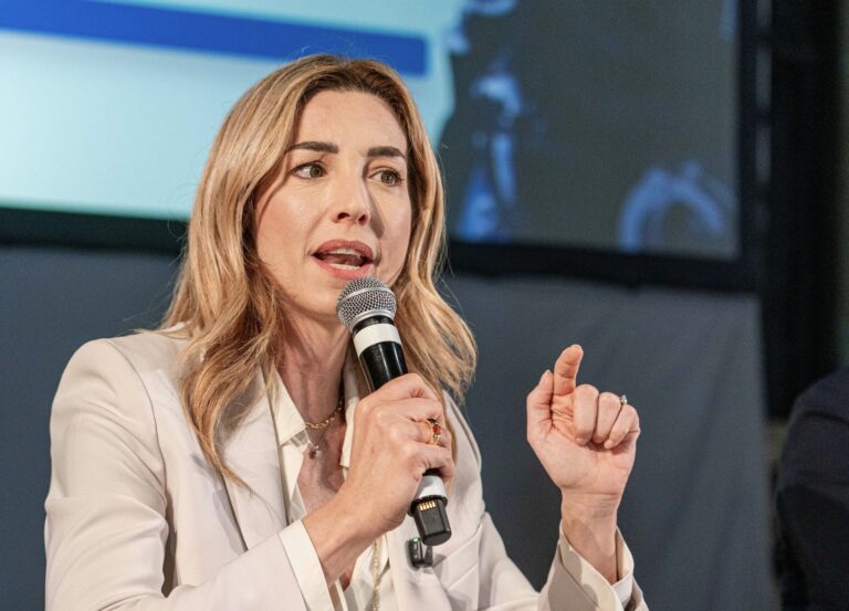 Salis in campo, altro indizio: il blitz in tv che avvisa Schlein e Conte