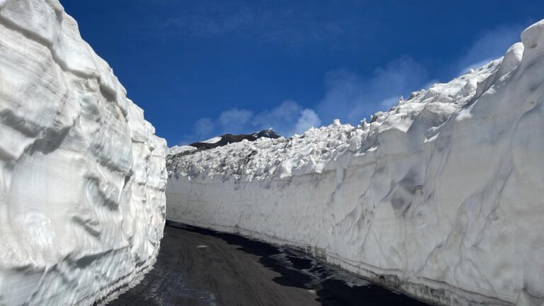 Etna, muri di neve fino a 6 metri: strade come canyon rendono ancora più suggestivo il vulcano
