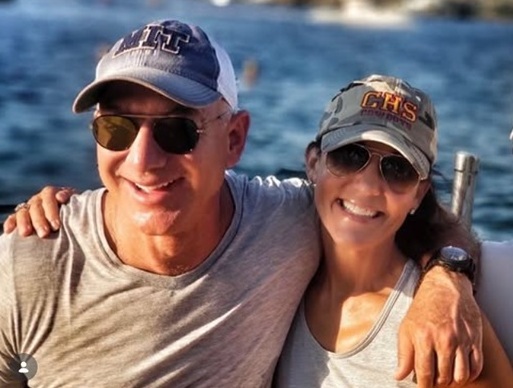 Bezos vende il giga yacht Koru: prima l’ultima passerella a Taormina