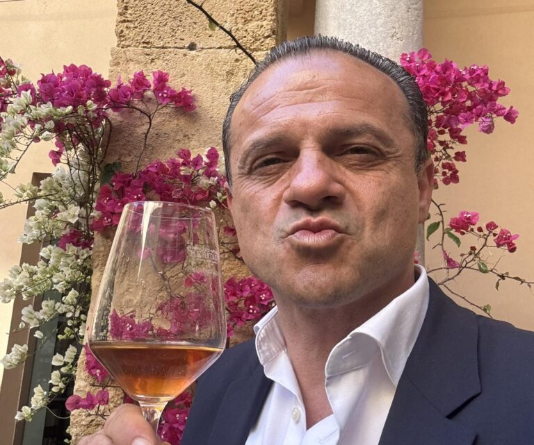 De Luca: “Ora pensiamo al sindaco di Sicilia. Guardiamo oltre”