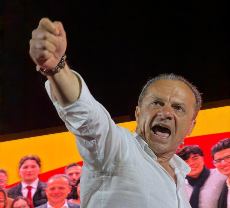 Regionali, De Luca torna alla carica: “Emissari romani per staccare la spina al Governo Schifani”