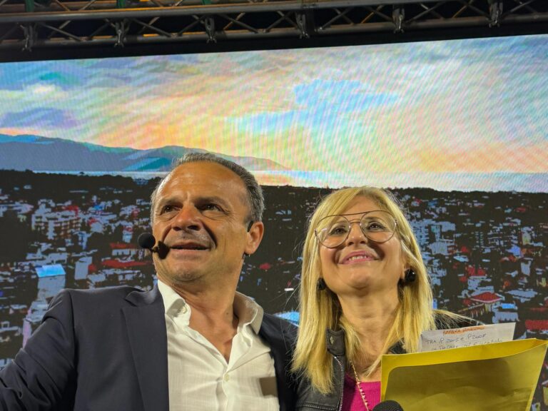 De Luca conquista Barcellona e ora lancia l’assalto alle Regionali: “Stacchiamo la spina a Schifani?”
