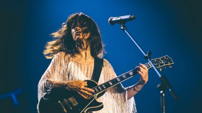 Elisa torna live con uno show travolgente tra storia e innovazione