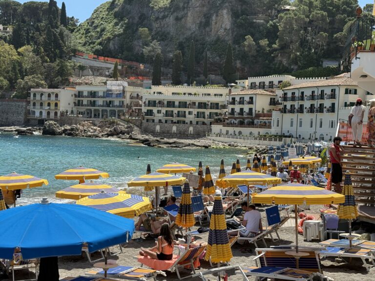 A Taormina è già estate: spiagge piene e centro preso d’assalto nel primo weekend di maggio