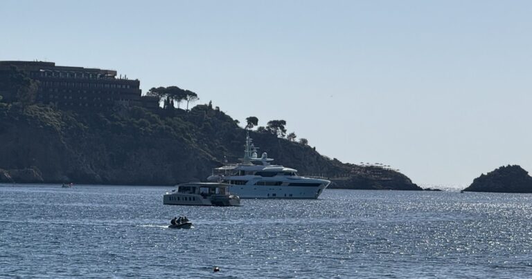 Il superyacht Latona incanta Taormina: è l’erede del mitico Superconero