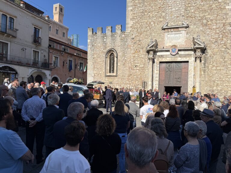 Taormina, folla commossa ai funerali di Vittorio Conti: l’abbraccio della gente e l’ultimo viaggio
