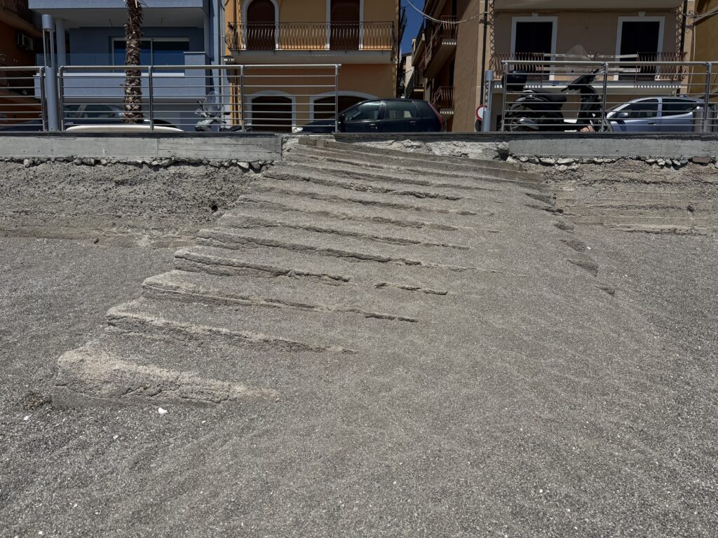 Taormina, il paradosso di Mazzeo: Bandiera Blu con accessi alla spiaggia da "Bandiera Nera" 2 IMG 3664