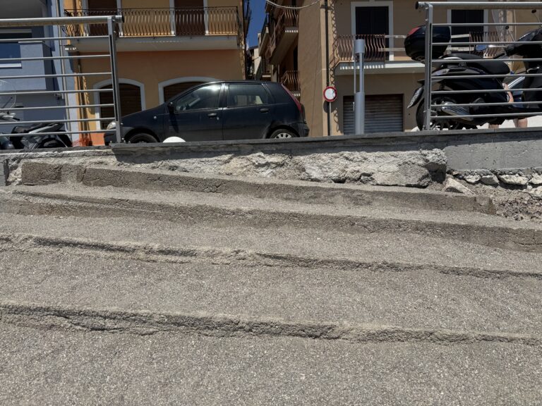 Taormina, il paradosso di Mazzeo: Bandiera Blu con accessi alla spiaggia da “Bandiera Nera”