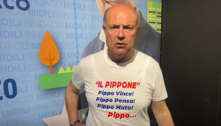 Midili festeggia il bis a Milazzo con la t-shirt sfottò a De Luca: “Il Pippone”