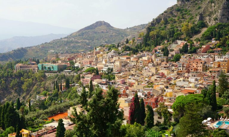 In Sicilia avanza l’emergenza abitativa: 32% del reddito per una casa. Taormina e Naxos tra le più città più care