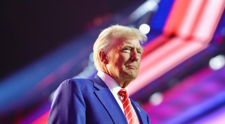 Iran, Trump: “Negoziate le linee generali di un accordo. Lo Stretto di Hormuz verrà riaperto”