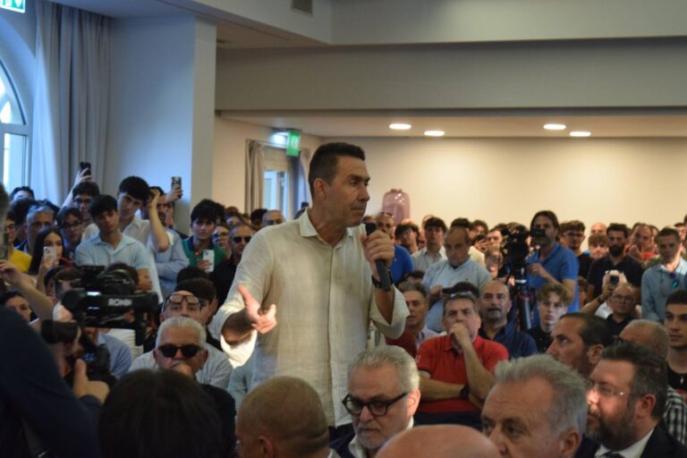 Vannacci sbarca in Sicilia e fa il pienone: oltre 700 persone a Catania per il debutto di Futuro Nazionale