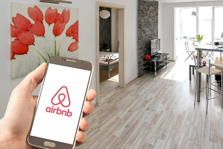 La rivoluzione Airbnb per l’estate 2026: dai boutique hotel alla spesa a domicilio