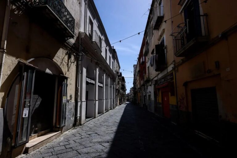 Terremoto all’alba ai Campi Flegrei, forte scossa di magnitudo 4.4 avvertita anche a Napoli