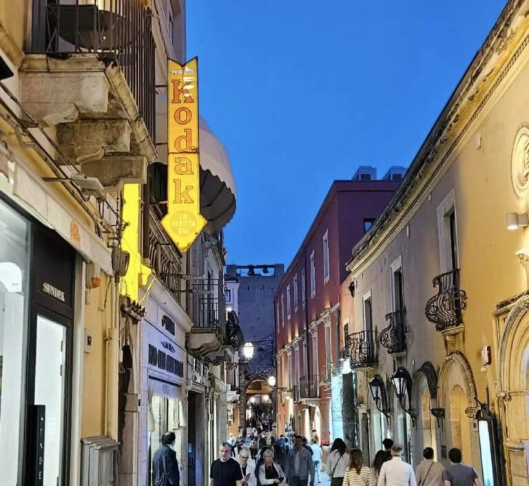 Taormina incanta New York: John Kucko celebra la storica insegna Kodak e il mito di Crupi