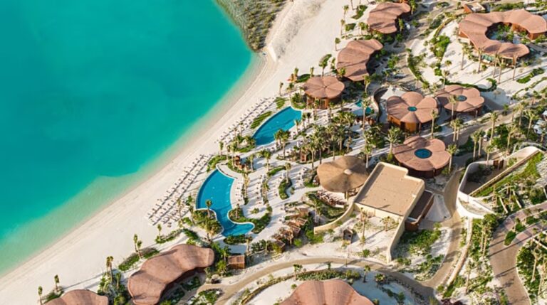 Il nuovo Four Seasons a Shura Island rafforza le rotte del turismo ultra-luxury. Nel circuito c’è Taormina