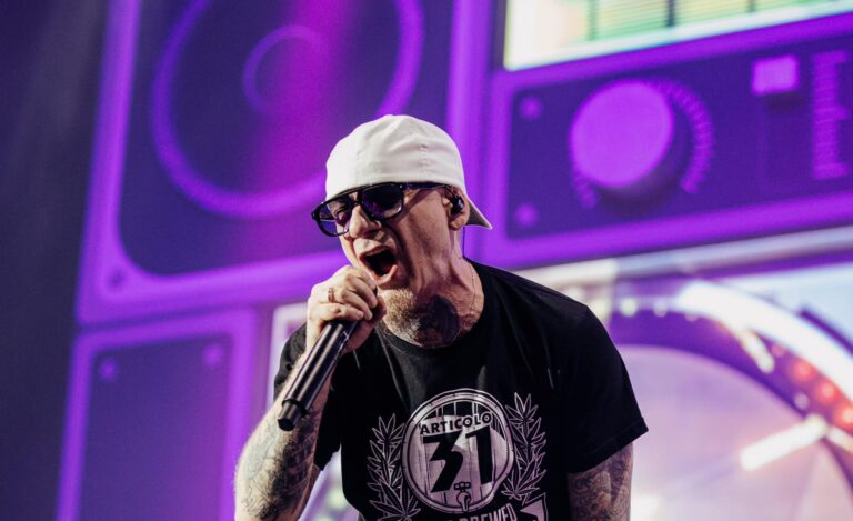 J-Ax pubblica il nuovo singolo “Hippy ya yo (però anche no)”