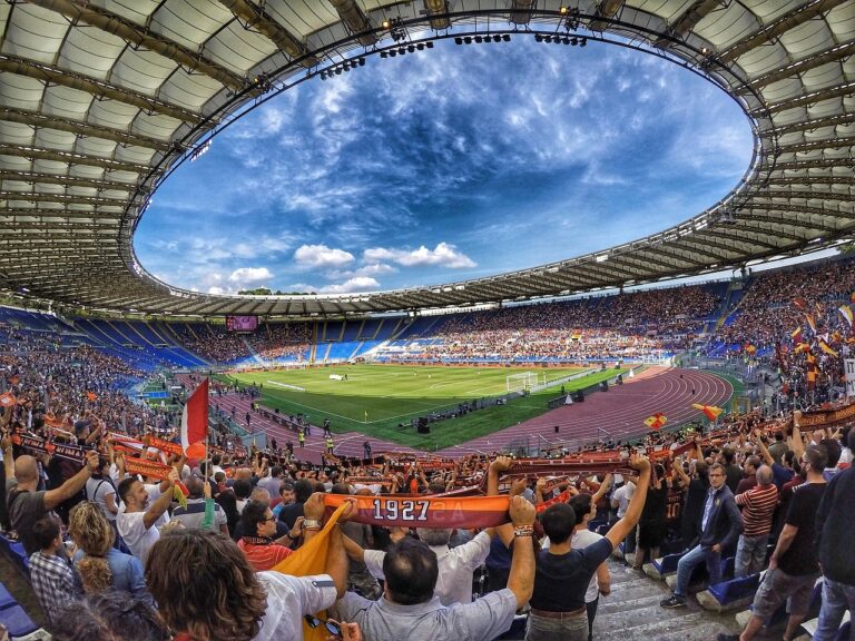 Lega Serie A e Prefettura trovano l’accordo, il derby di Roma si gioca domenica alle 12