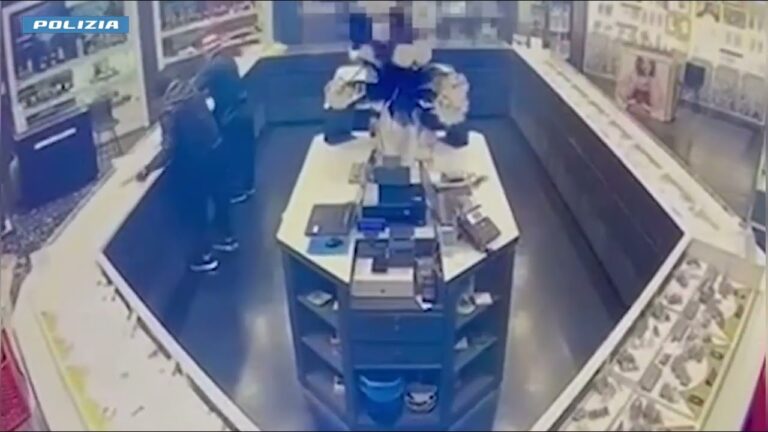 Rapina in gioielleria all’Esp, le immagini