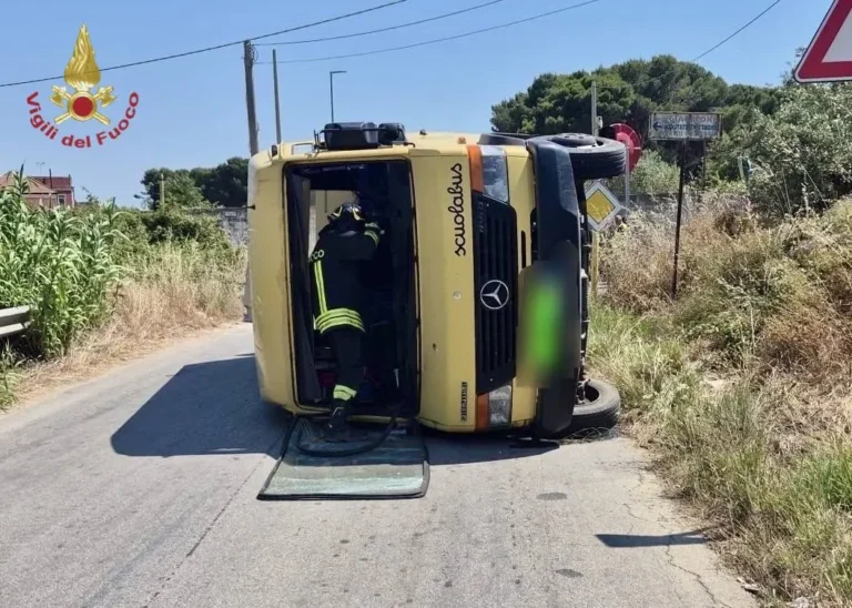 Scontro tra uno scuolabus e un’auto a Mazara del Vallo, 18 feriti tra cui 10 bambini