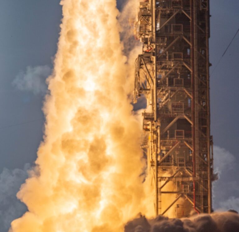 Un razzo della Blue Origin esplode durante un test sulla rampa di lancio, nessun ferito