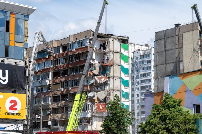 Drone russo colpisce un edificio in Romania, 2 feriti. La condanna Nato: “Mosca irresponsabile”