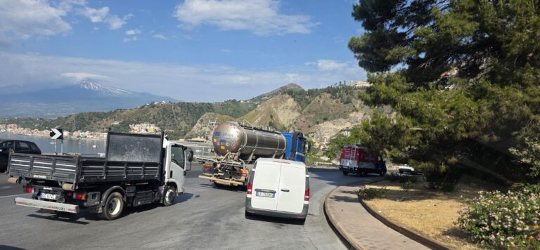 A18, casello Naxos chiuso. Code infernali tra Giardini e Taormina sino a Spisone