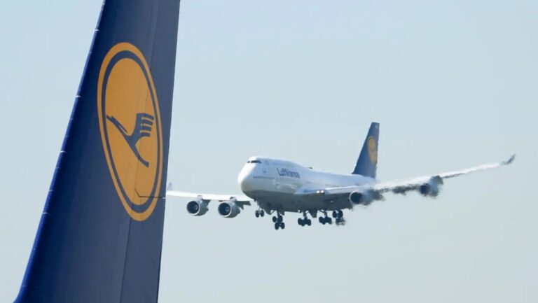All’aeroporto di Francoforte collassa il carrello di un Boeing, feriti alcuni dipendenti
