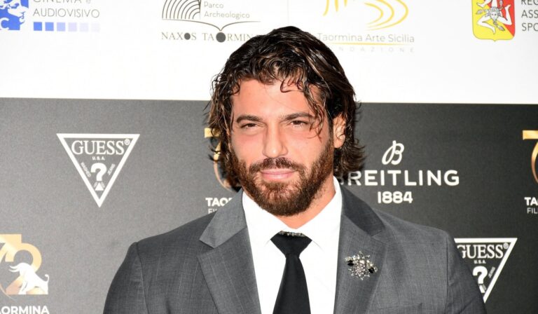 Can Yaman al Tao Film Fest: “Ma quanto è bella Taormina?”. Ai giovani: “Impegnatevi”
