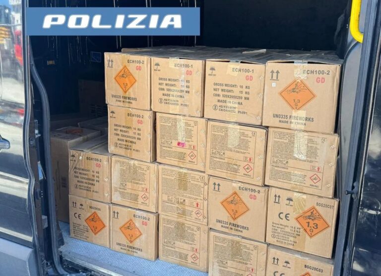 Catania, nel furgone una tonnellata di prodotti pirotecnici illegali: denunciato un 36enne
