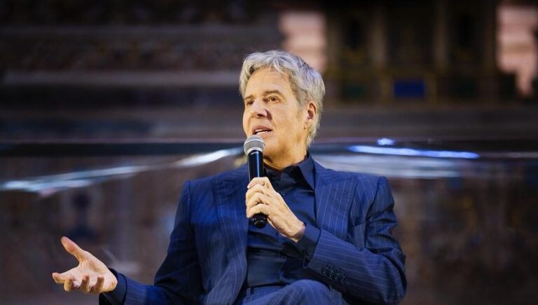 Claudio Baglioni sta male: rinviato al 2027 il tour “La vita è adesso” con i due concerti a Taormina