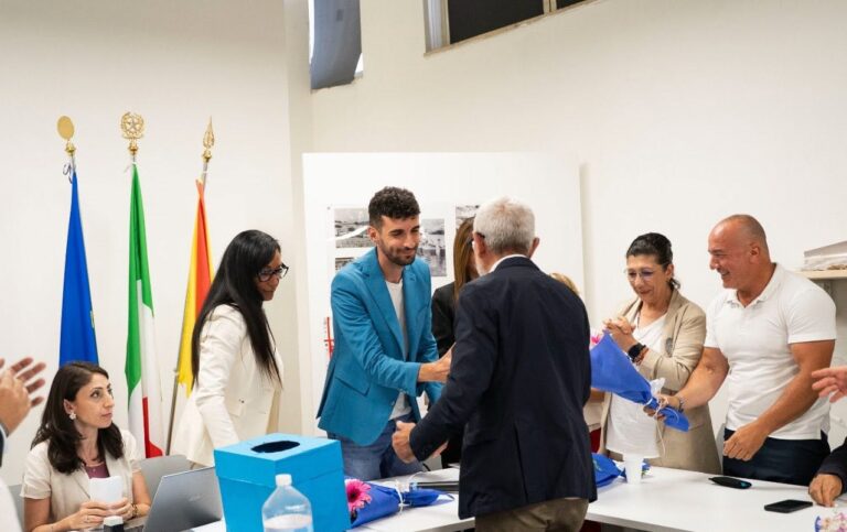 Naxos, insediato il Consiglio Comunale. Saglimbeni presidente: “Emozione e consapevolezza del ruolo”