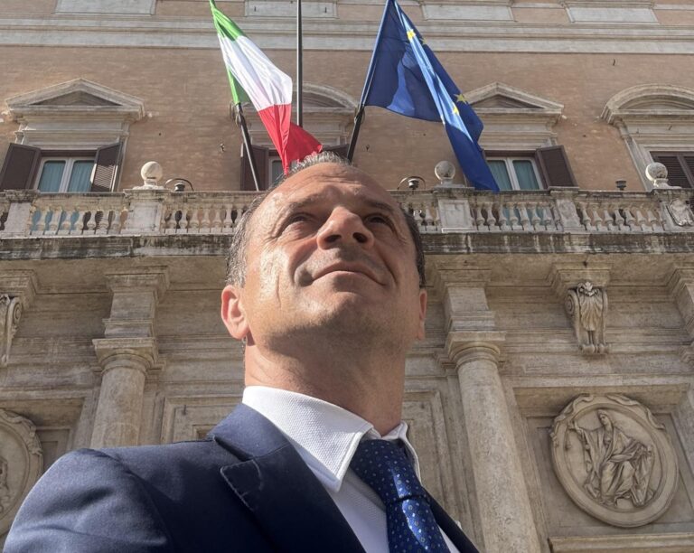 De Luca: “Ora ho tutto chiaro. Destra e sinistra sanno che devono allearsi con ScN per vincere le Regionali”