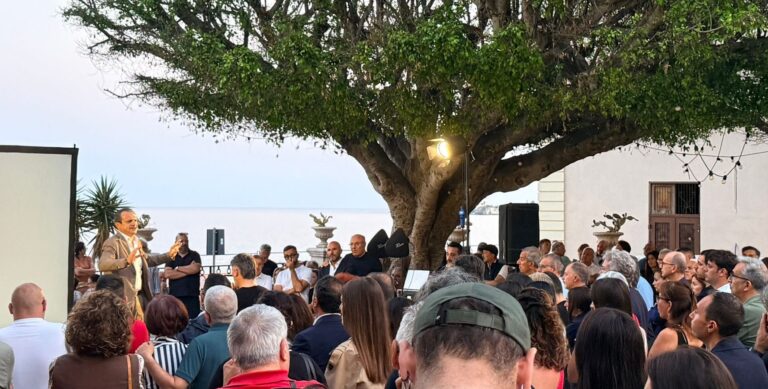 De Luca: “A Naxos giravano le bollette Tari di Taormina. Oggi sono in odore di fare il Presidente della Regione”