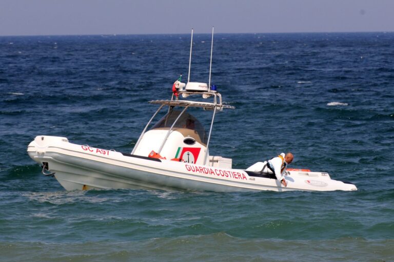 Malore sugli scogli a Fondaco Parrino: bagnante salvato dalla Guardia Costiera di Naxos