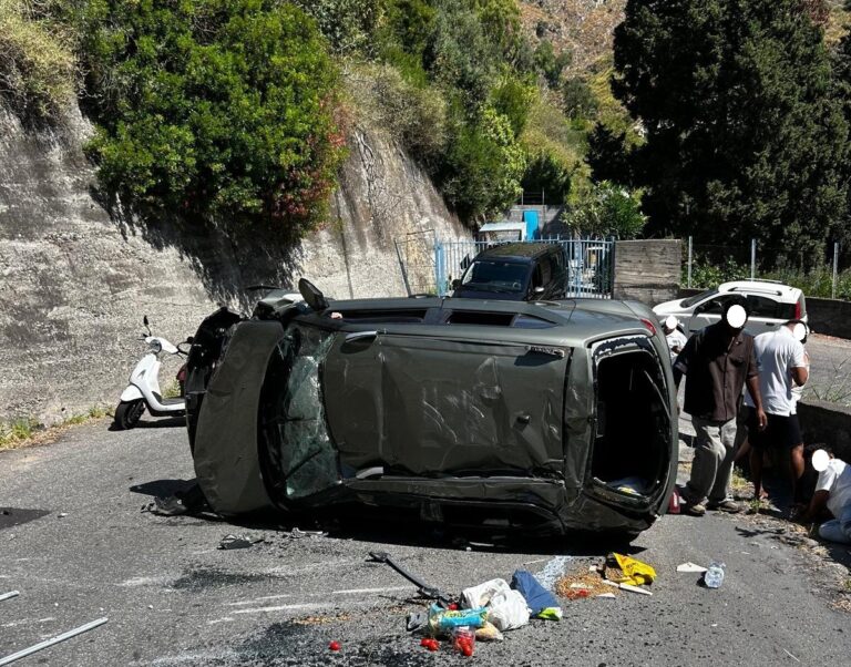 Taormina, auto precipita in una scarpata: 4 feriti