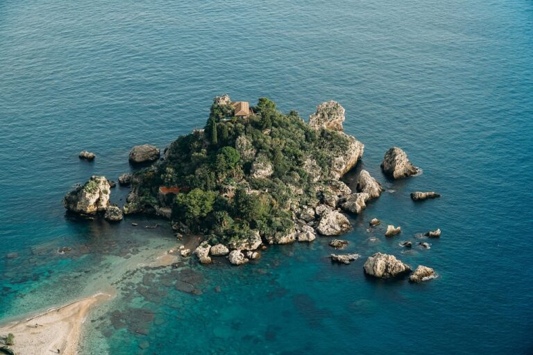 Taormina, Serapide: “Marasma dell’illegalità a Isola Bella”