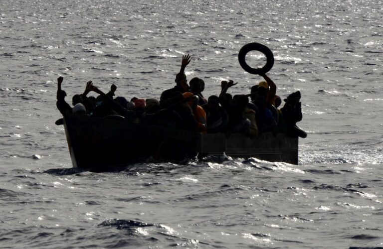 Barcone di migranti si ribalta al largo di Malta, 10 morti