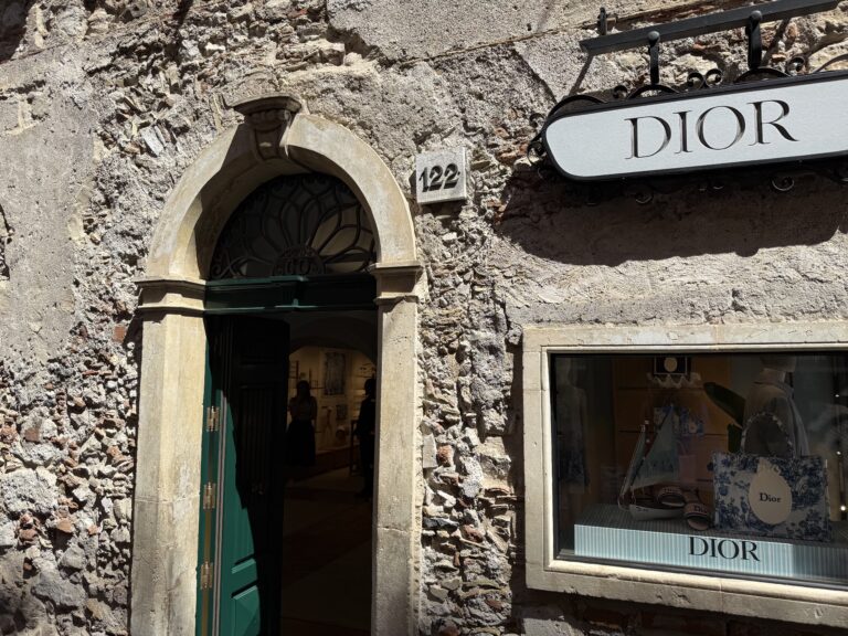 Dior detta il ritmo di LVMH nel 2026: Taormina meta strategica del resortwear