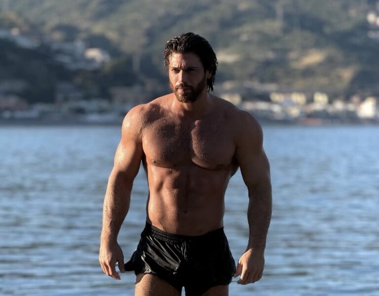 Can Yaman “infiamma” Taormina: primo tuffo nella baia in attesa del Film Fest