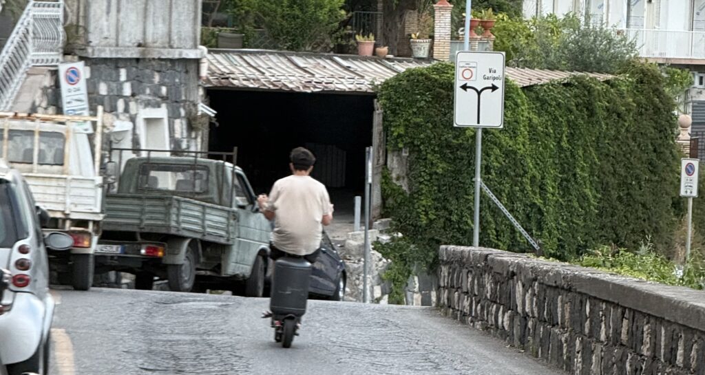 Follia a Taormina: 20enne sul monopattino con bombola di gas 1 IMG 4071