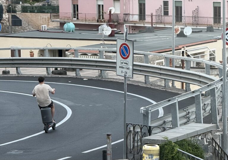 Follia a Taormina: 20enne sul monopattino con bombola di gas