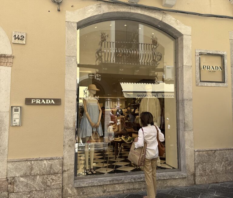 L’eleganza di Prada a Taormina: aperto lo store in Corso Umberto