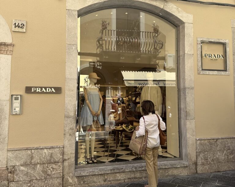 L’eleganza di Prada a Taormina: aperto lo store in Corso Umberto L’eleganza di Prada a Taormina: aperto lo store in Corso Umberto