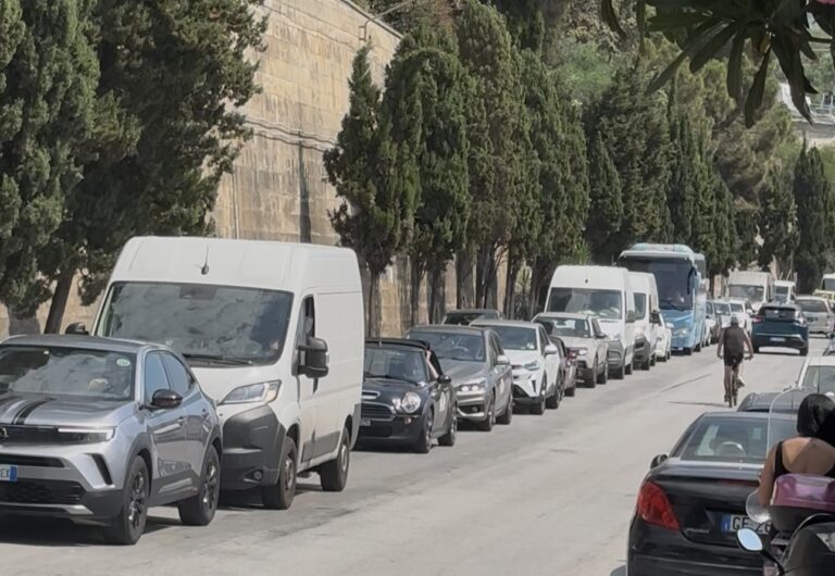 Caos A18-SS114, Taormina-Naxos, l’incubo dei cittadini: “7 km di coda, bloccati per ore sotto il sole”