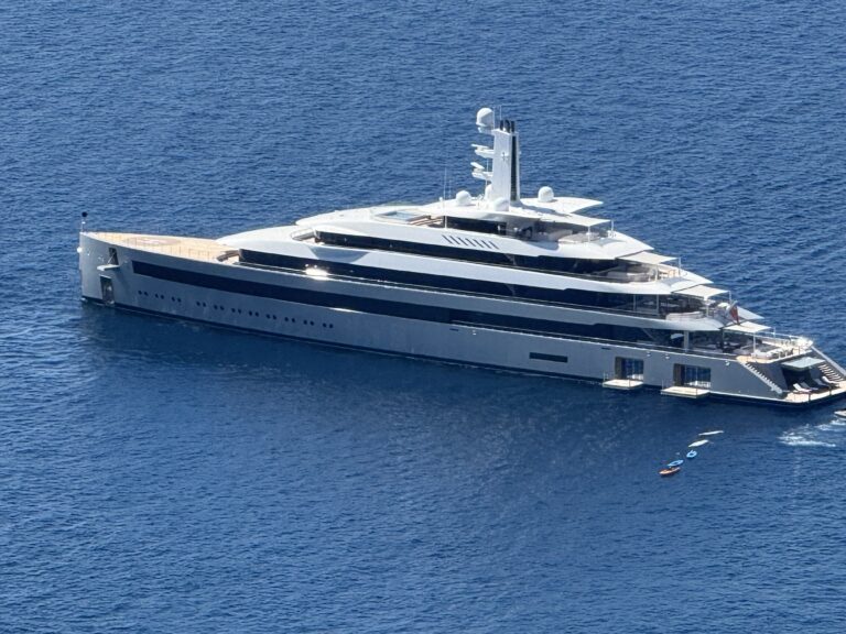 Taormina accoglie Moonrise, yacht da sogno del fondatore di Whatsapp