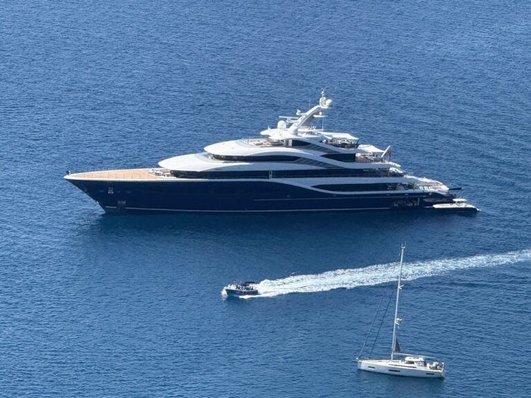 Taormina, in rada ecco Angelique: il colosso da 160 mln con blu Ferrari