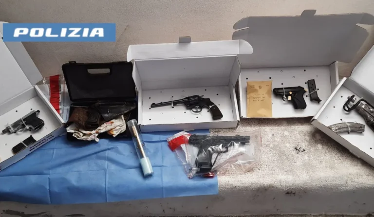 La Polizia scopre un arsenale di armi in un garage a Catania, sequestrato anche un kalashnikov
