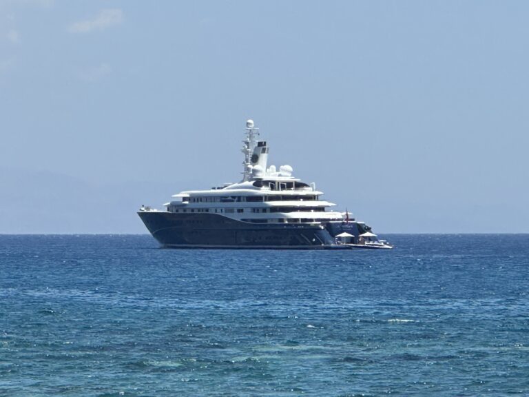 A Taormina il giga-yacht dello sceicco Al Thani: è un hotel a 7 stelle sul mare