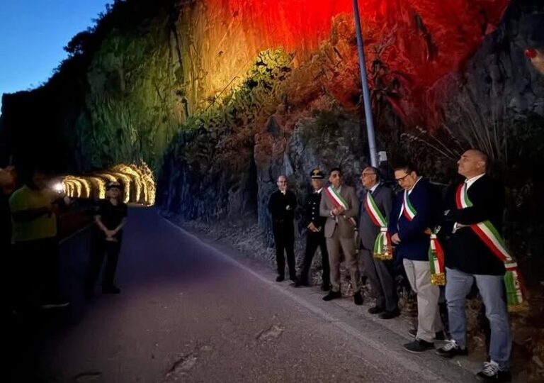 Galleria Postoleone, inaugurata l’illuminazione artistica ispirata al Tricolore italiano